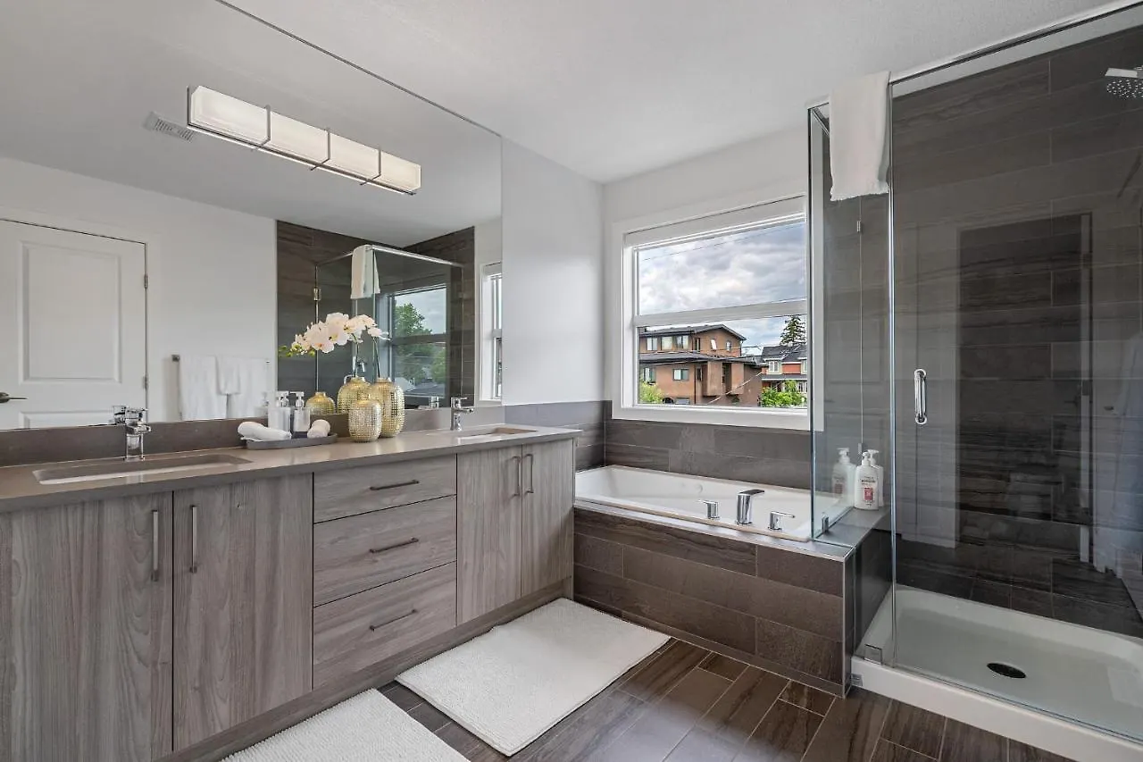 Contemporary Luxury 4 Bedroom House Near Downtown Calgary Holiday home