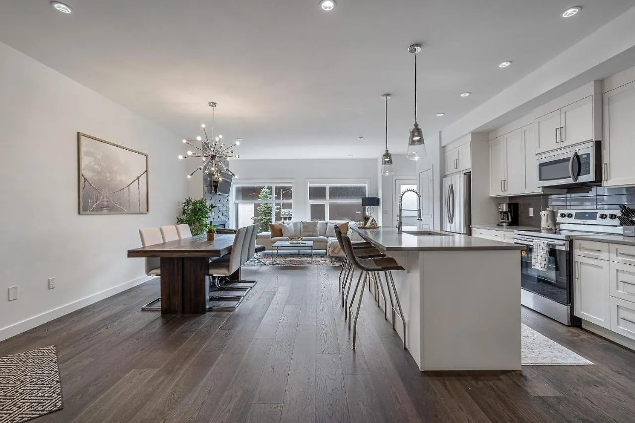 Contemporary Luxury 4 Bedroom House Near Downtown Calgary 0*,  Canada