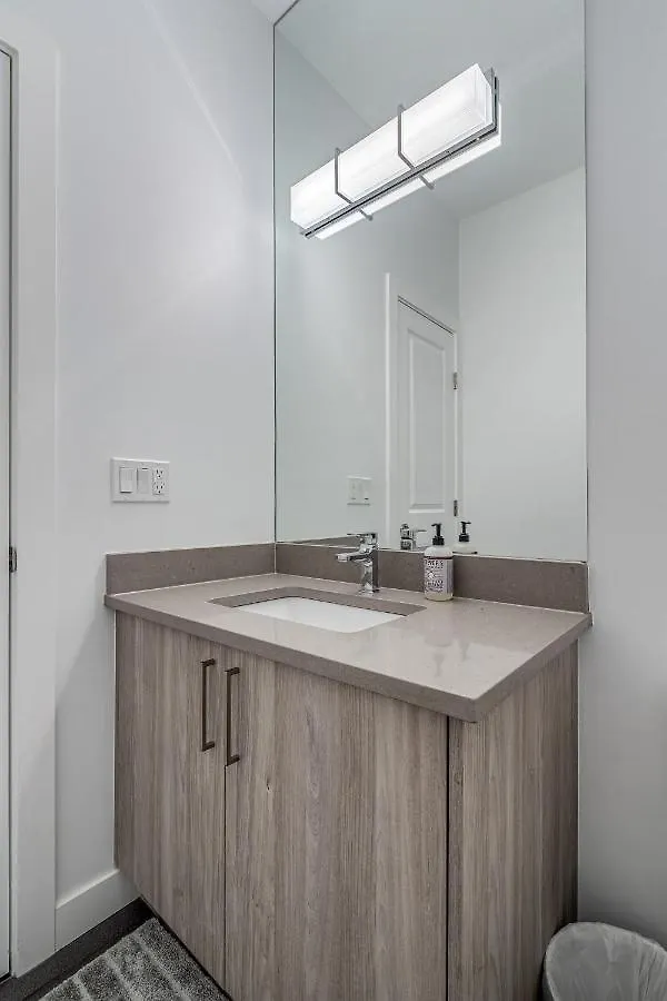 Contemporary Luxury 4 Bedroom House Near Downtown Calgary Holiday home