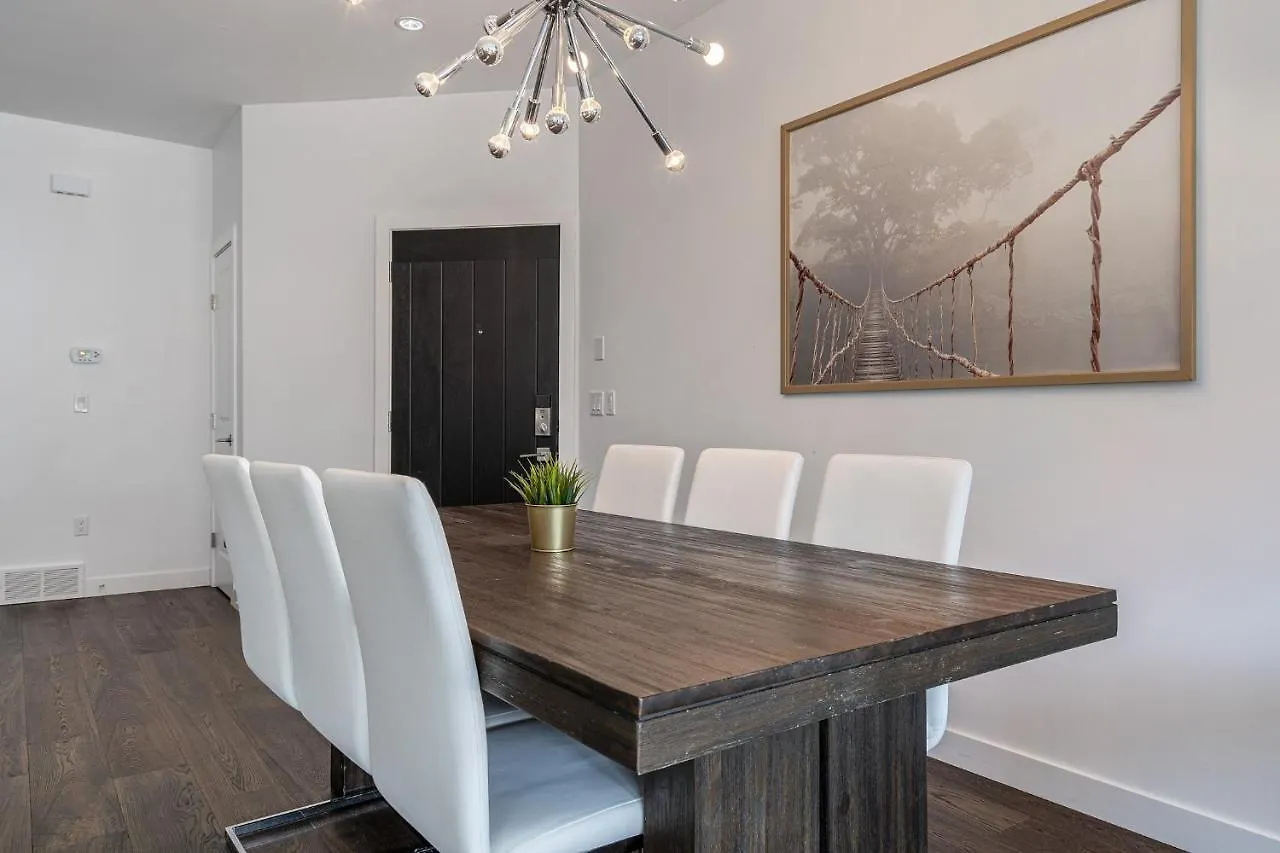 Contemporary Luxury 4 Bedroom House Near Downtown Calgary Holiday home