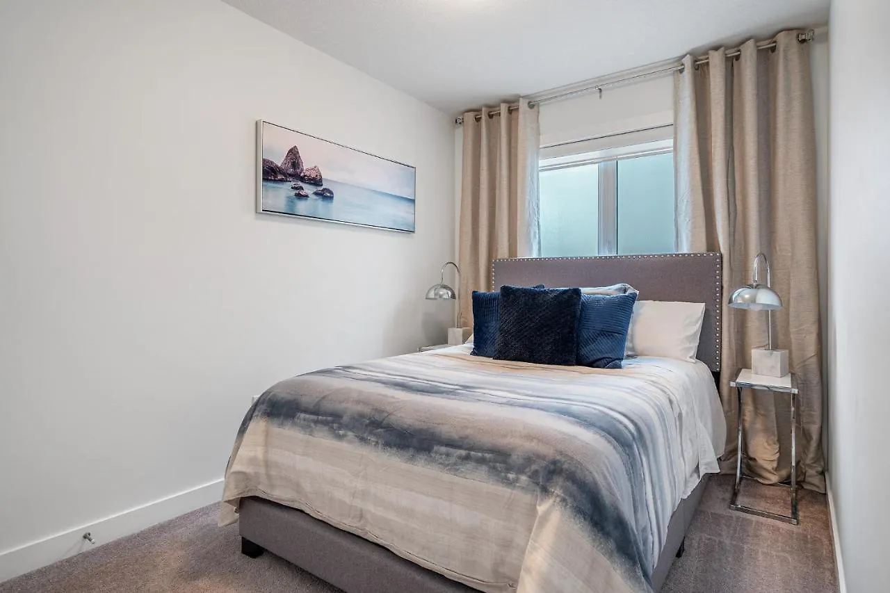 Contemporary Luxury 4 Bedroom House Near Downtown Calgary