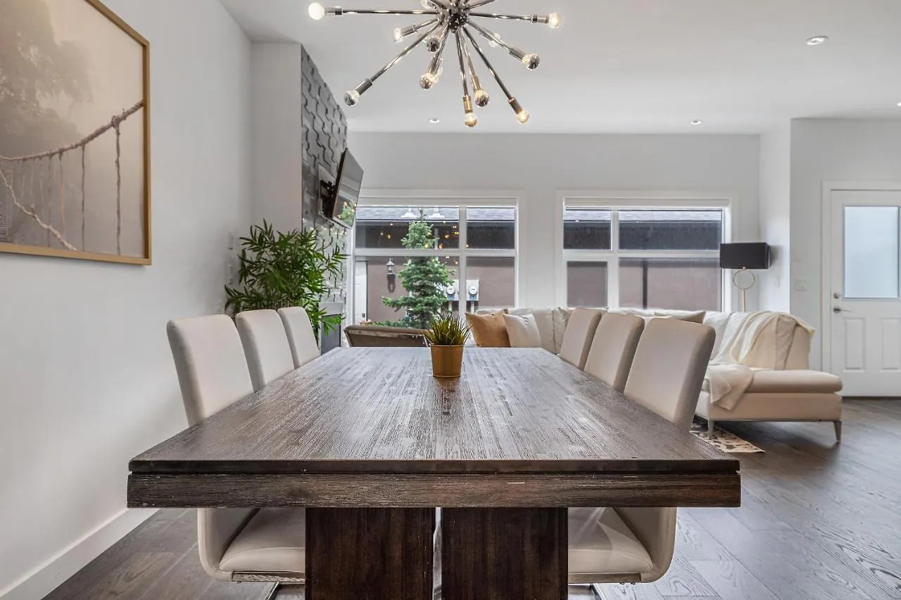 Contemporary Luxury 4 Bedroom House Near Downtown Calgary