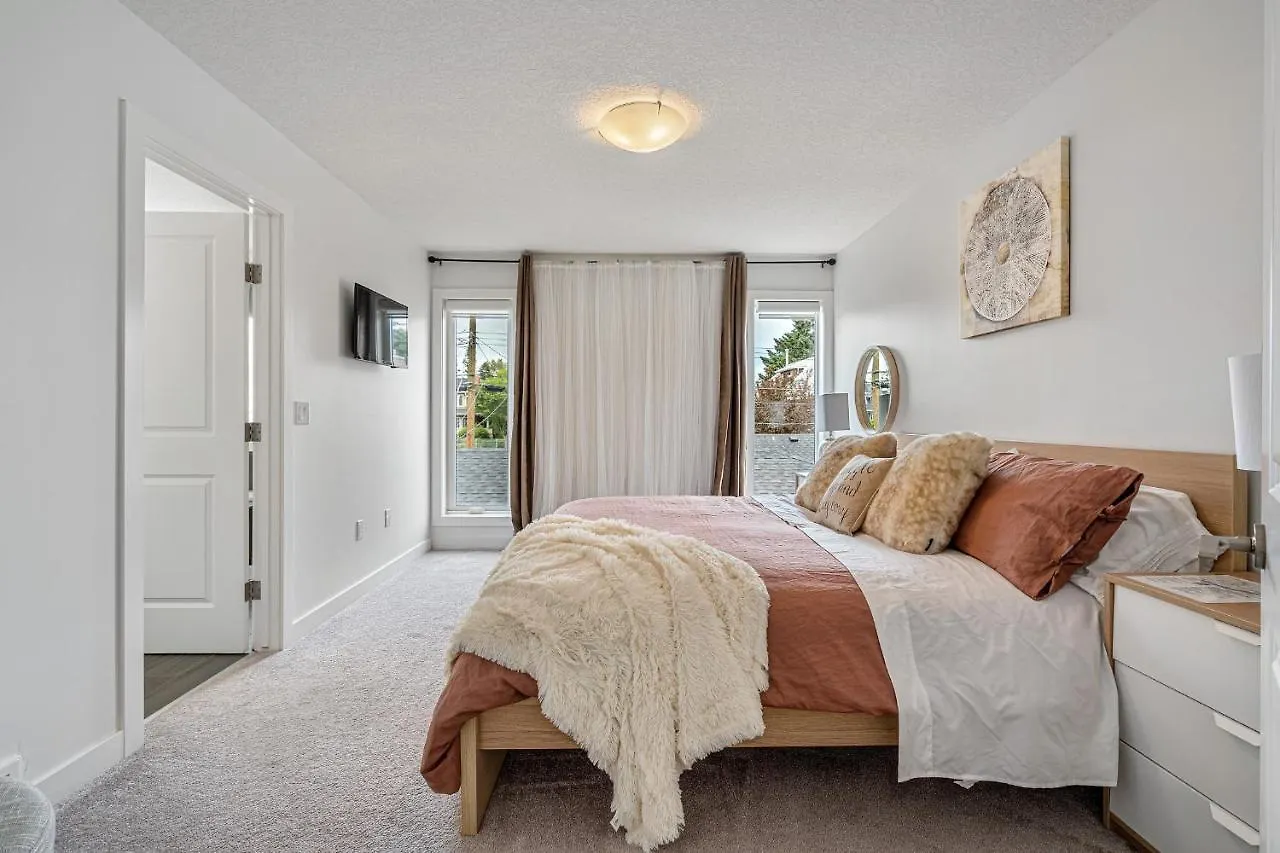 Contemporary Luxury 4 Bedroom House Near Downtown Calgary