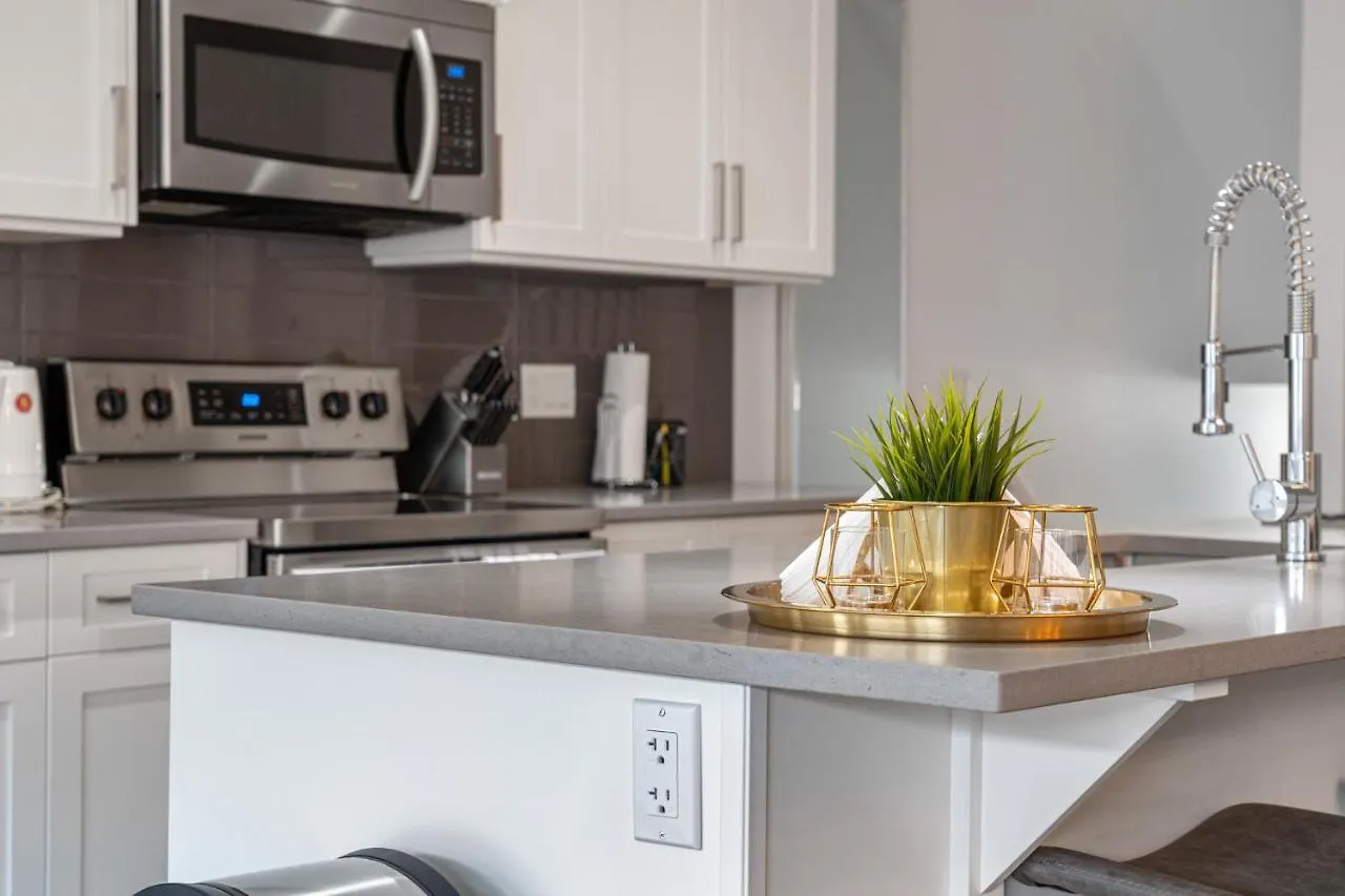 Contemporary Luxury 4 Bedroom House Near Downtown Calgary 0*,