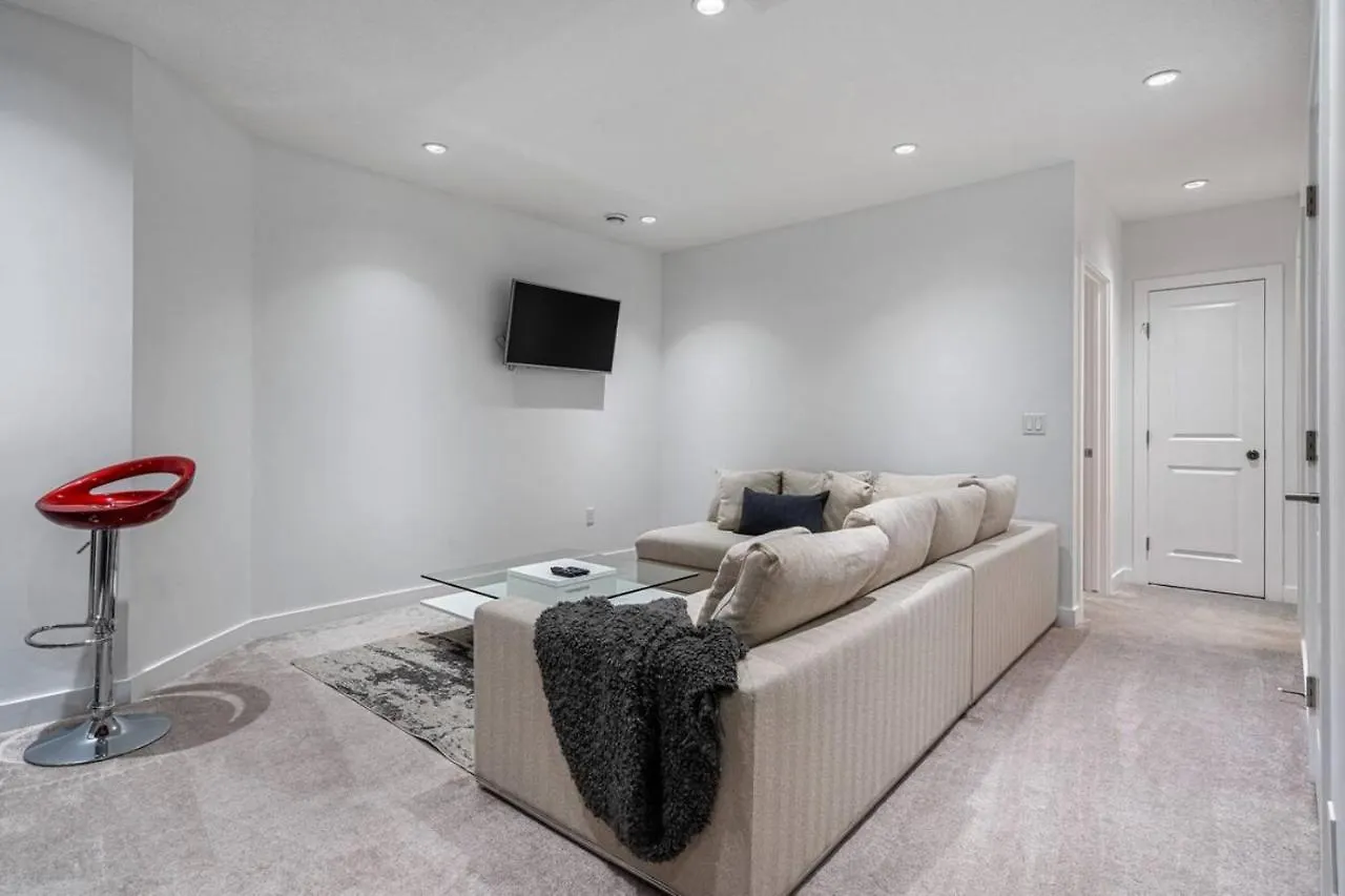 Contemporary Luxury 4 Bedroom House Near Downtown Calgary Canada
