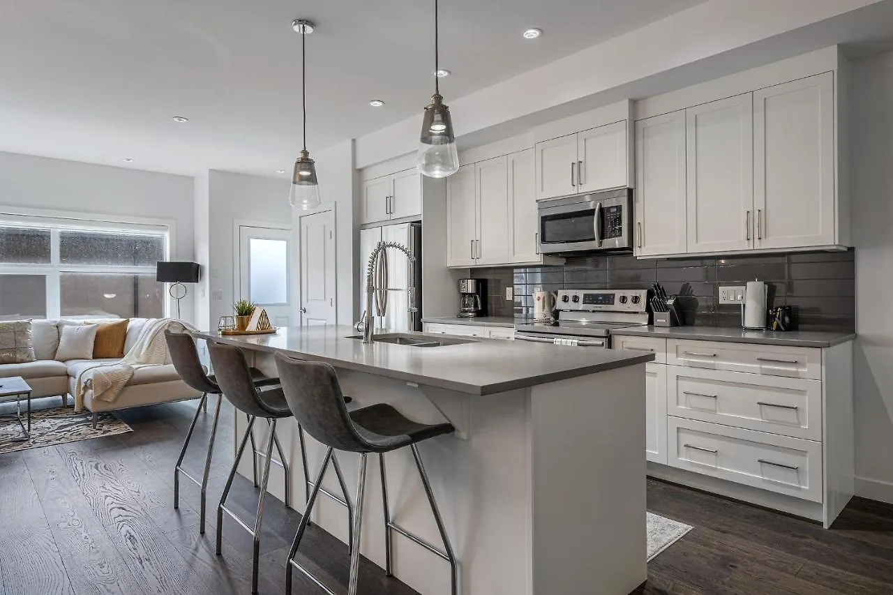Contemporary Luxury 4 Bedroom House Near Downtown Calgary Canada