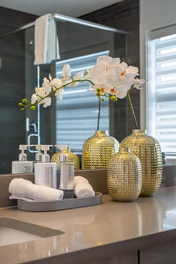 Contemporary Luxury 4 Bedroom House Near Downtown Calgary 0*,