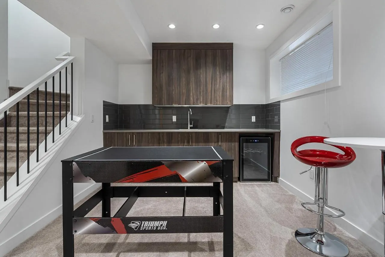 Contemporary Luxury 4 Bedroom House Near Downtown Calgary Holiday home