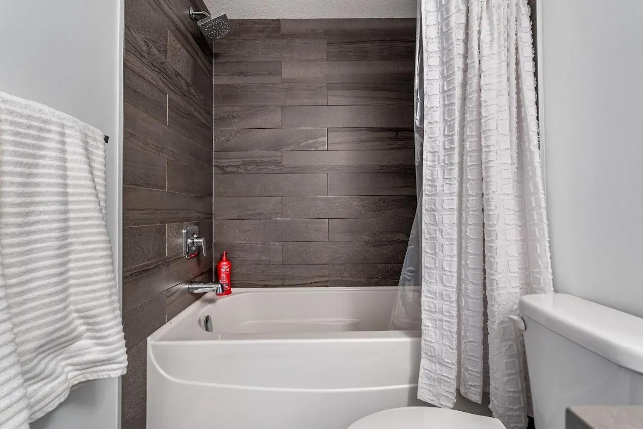 Contemporary Luxury 4 Bedroom House Near Downtown Calgary